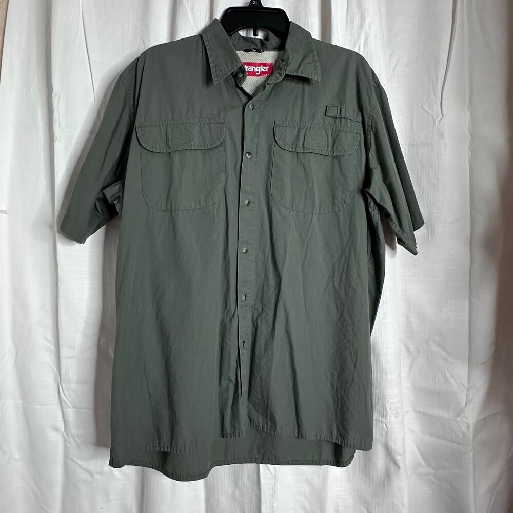 Wrangler Button Down Men's Outdoor Fishing Hunting shirt Green Nylon Size Large